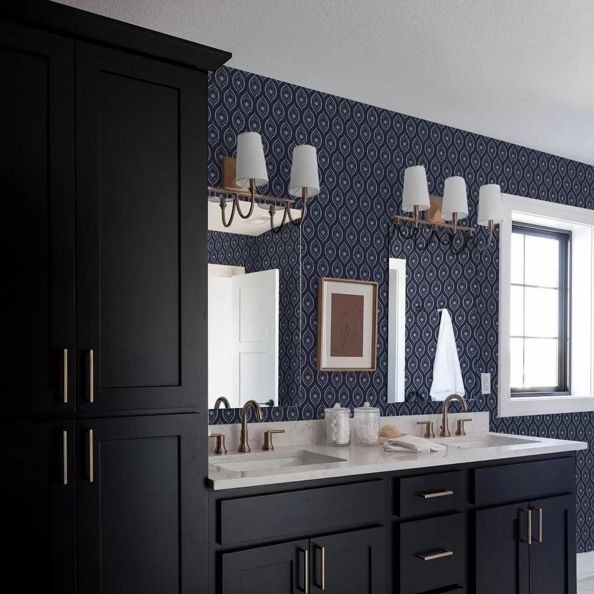 Tapeet Kontrastsed tilkamotiivid ja lill tumesinisel taustal a00977v1