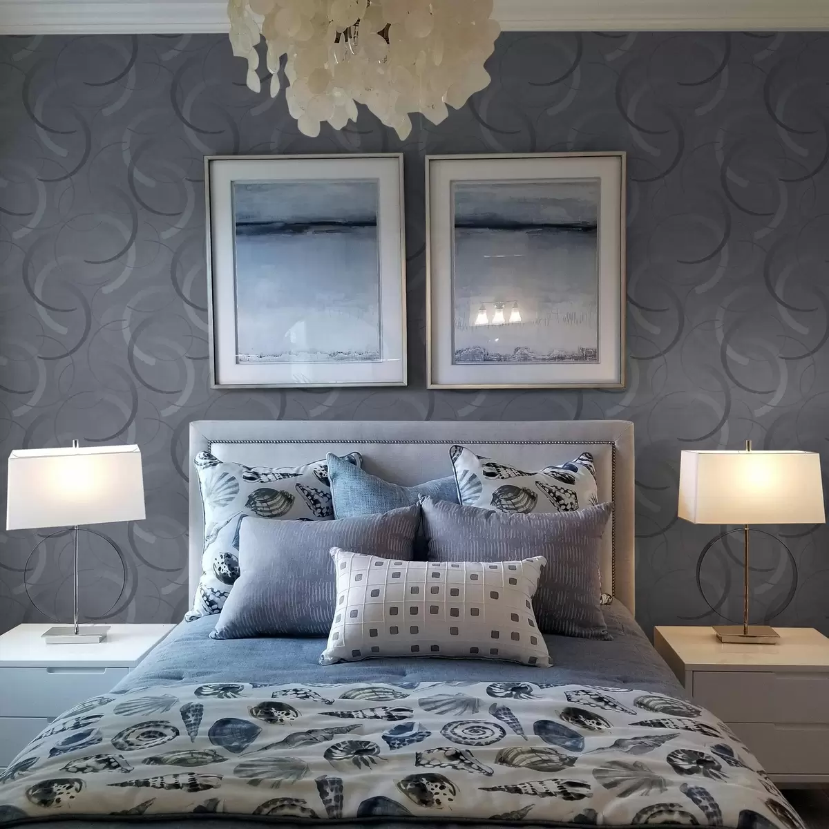 Tapeet Poolringid ja pehmed ringid jahedas hallikassinises värvipalettis a00980