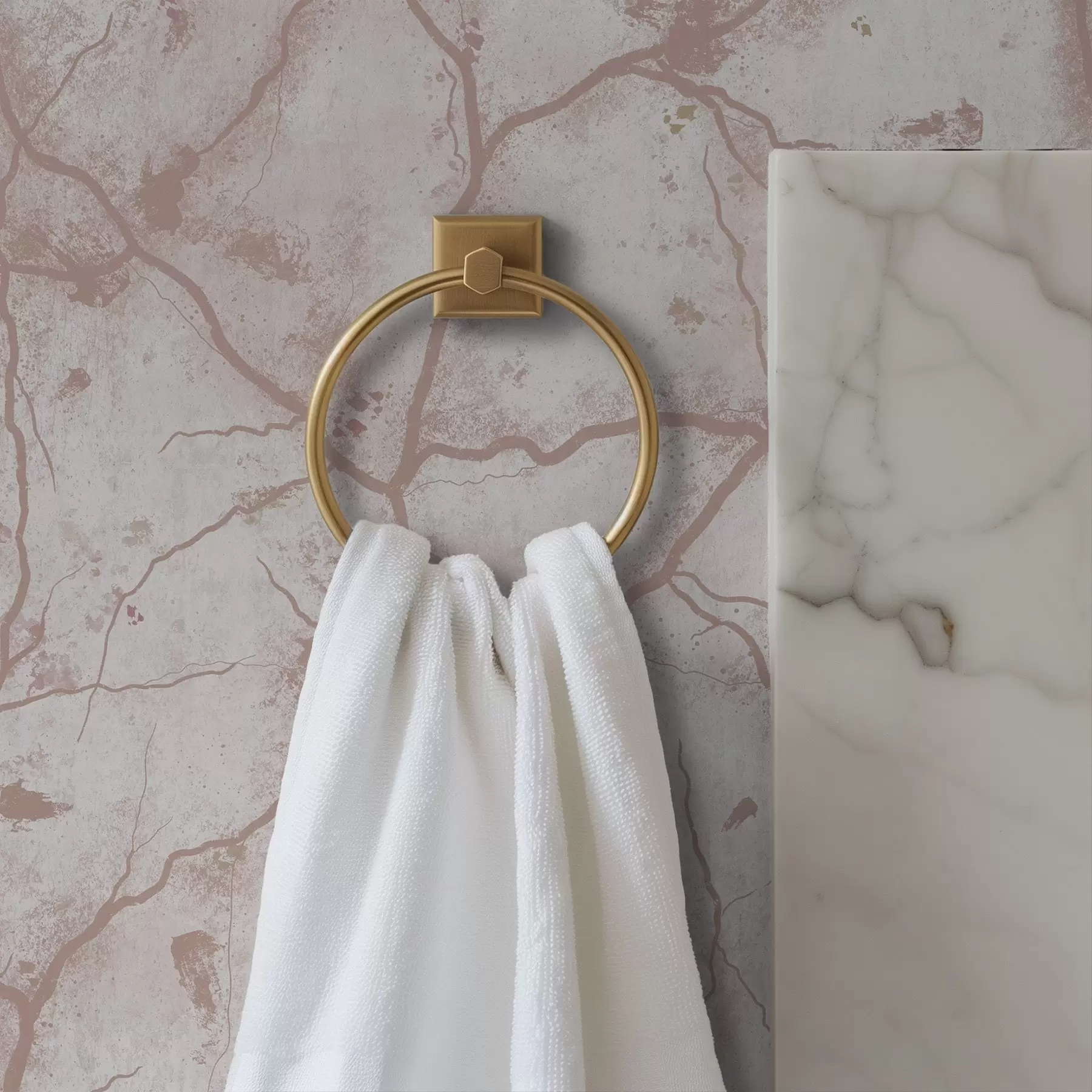 Fototapeedid Kerge betoon roosade pragude ja täppidega a00987