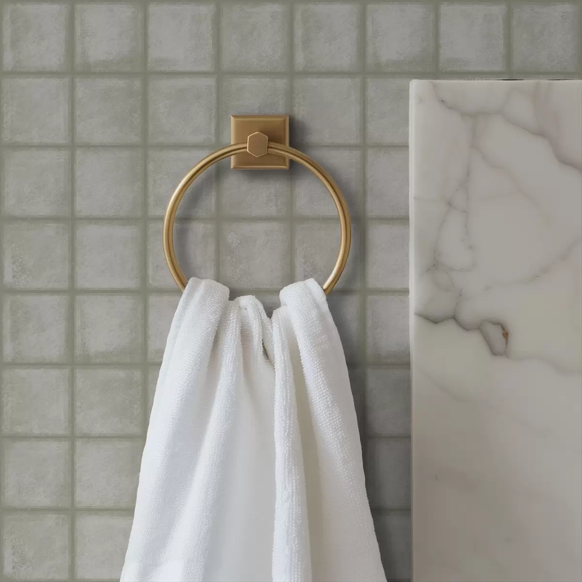 Tapeet Ruudukujuliste plaatide imitatsioon pehmes hallikasrohelises värvipalettis a00988