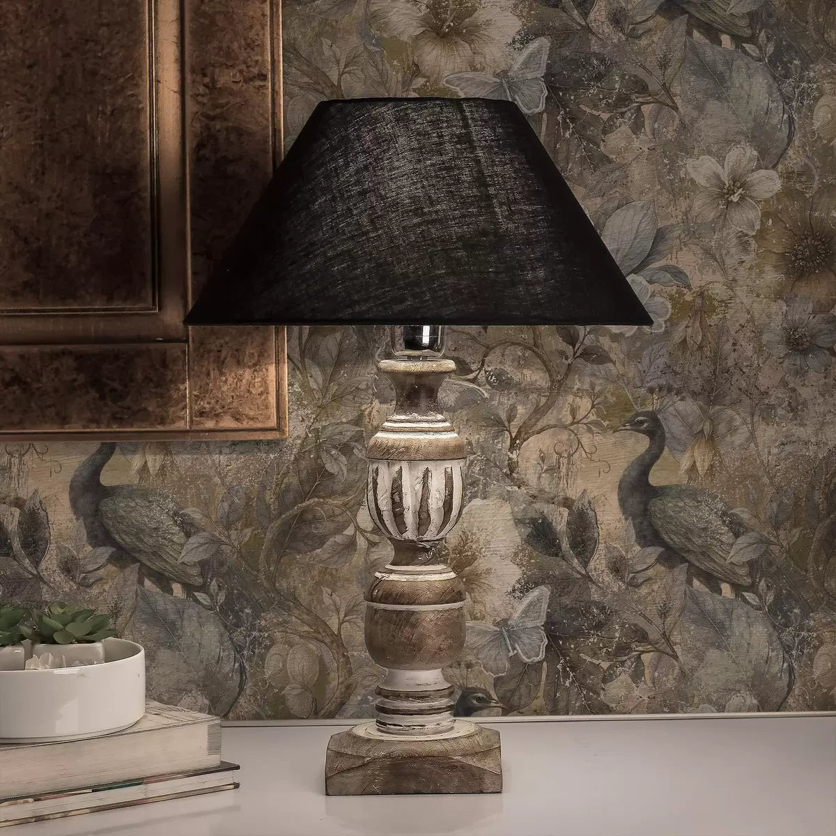 Tapeet Vananenud lillekollaaž paabulindude ja liblikatega a00897