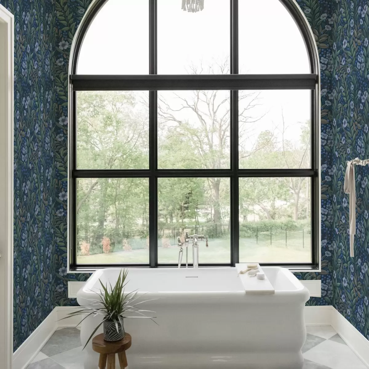 Tapeet Tume sinine marjad ja valged õied tihedas lehistikus a00994