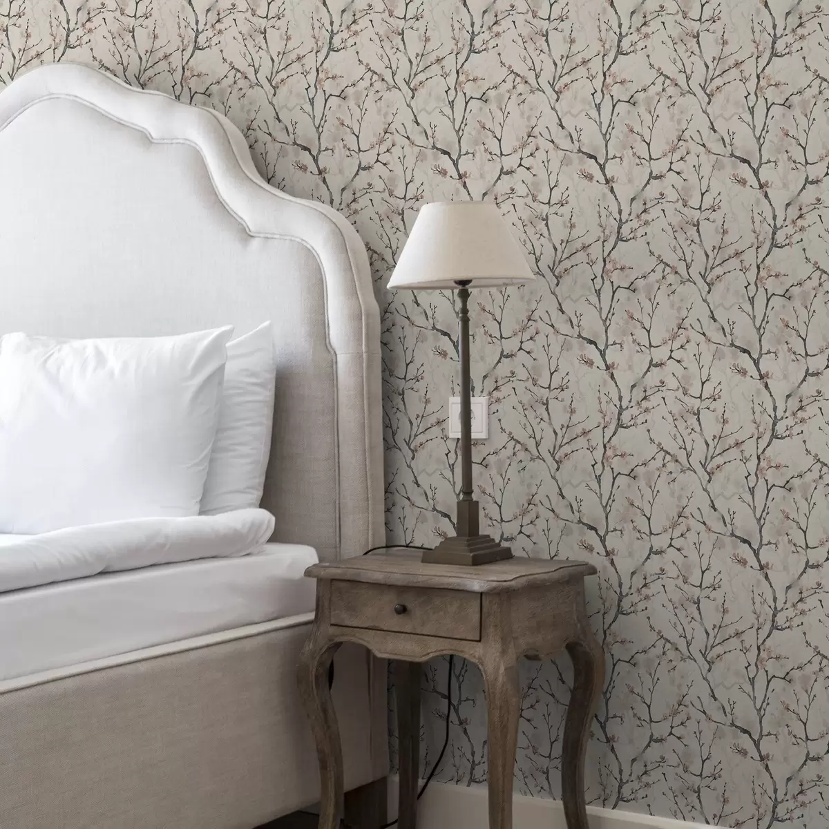 Tapeet Vesivärviga maalitud sakura oksad heledal taustal a01033