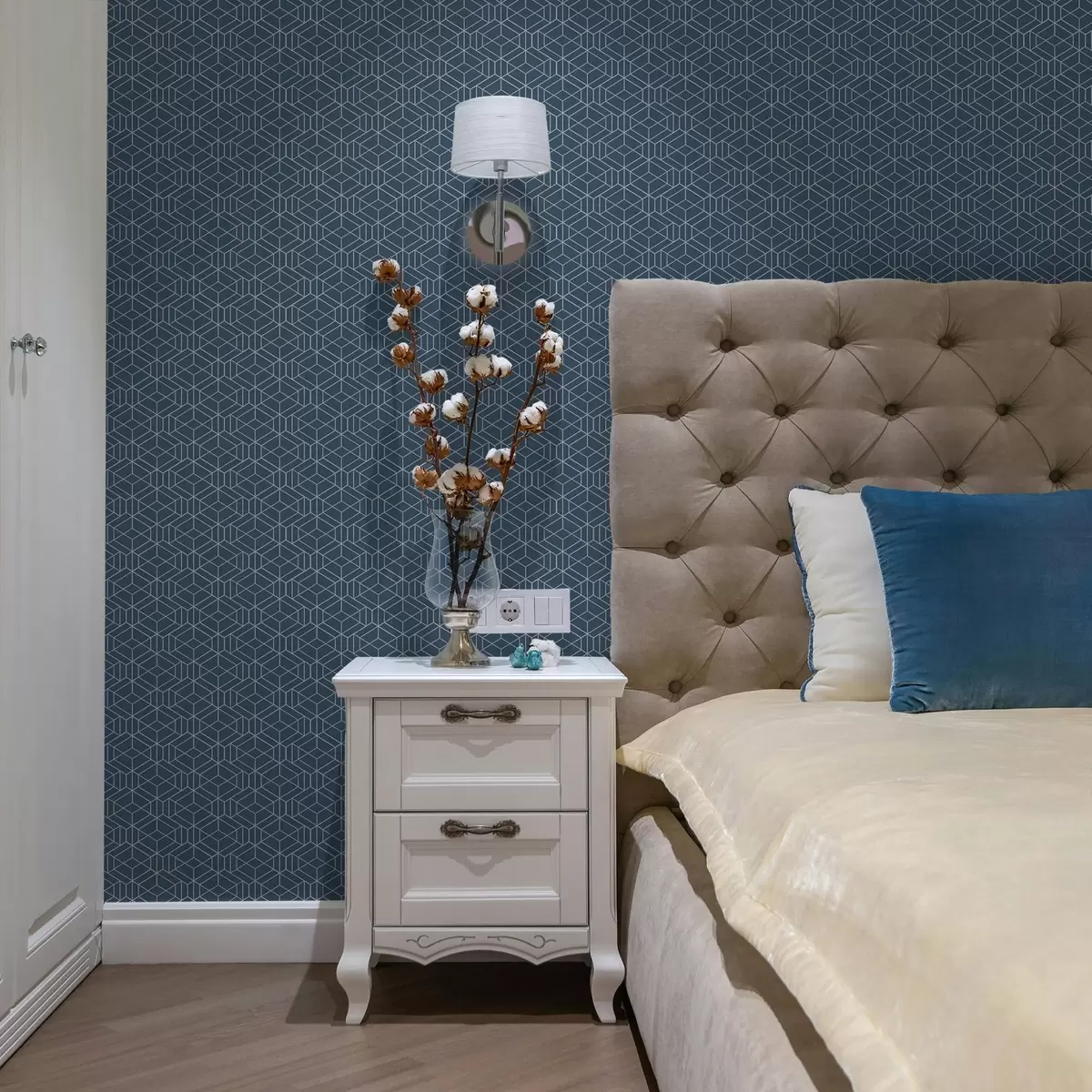 Tapeet Sinine taust valge ruudustikuga lineaarseid kuubikuid a01067v1