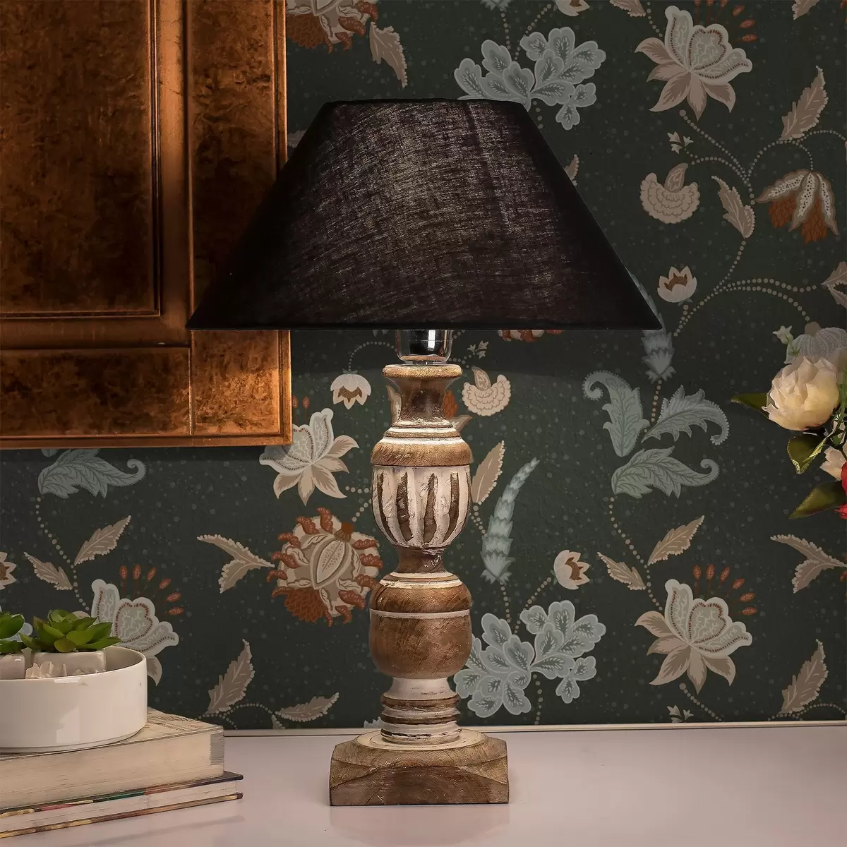 Tapeet Tumeroheline taust dekoratiivsete lillede ja lehtedega a01086