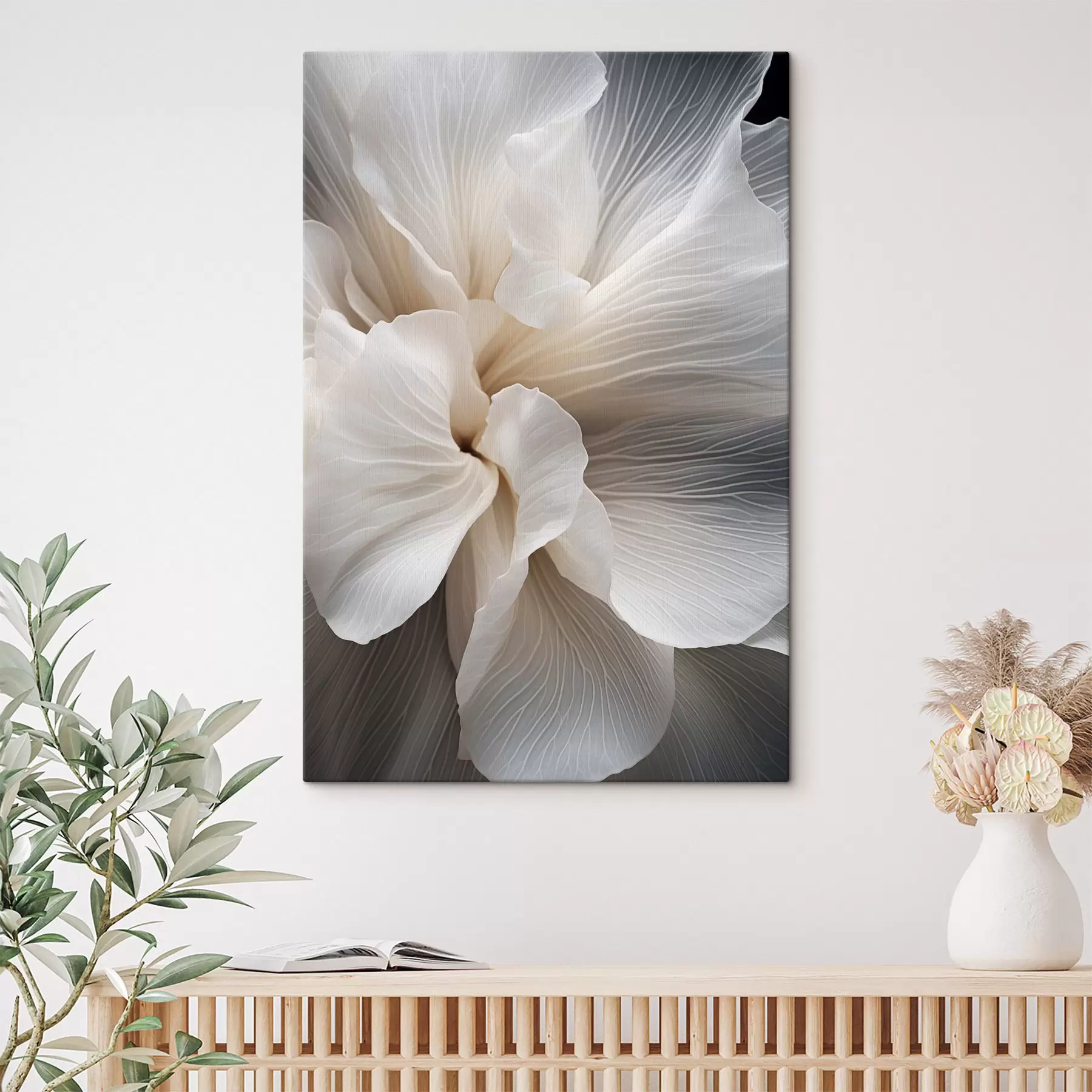 Pilt Lähedalt võetud foto õrnade abstraktsete valgetest õielehtedest, millel on keerulised jooned ja ähmane tume taust s47018