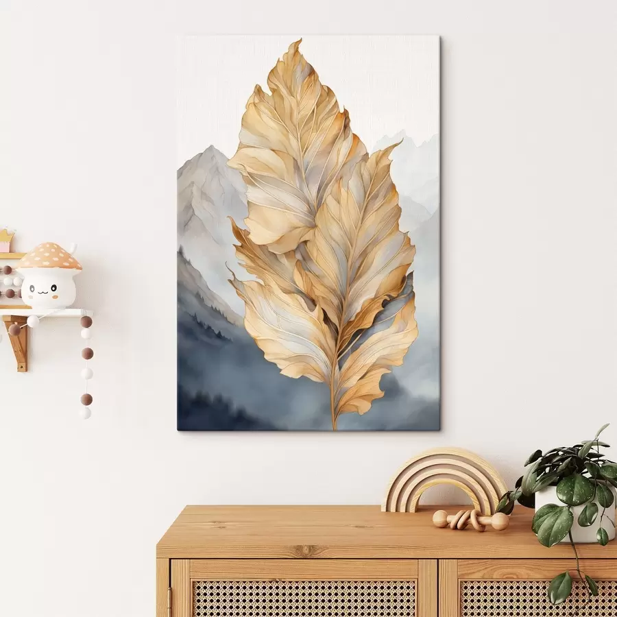 Pilt Abstraktsed suured, kollased ja pruunid lehed keeruliste detailidega, mäestiku taustal s47022