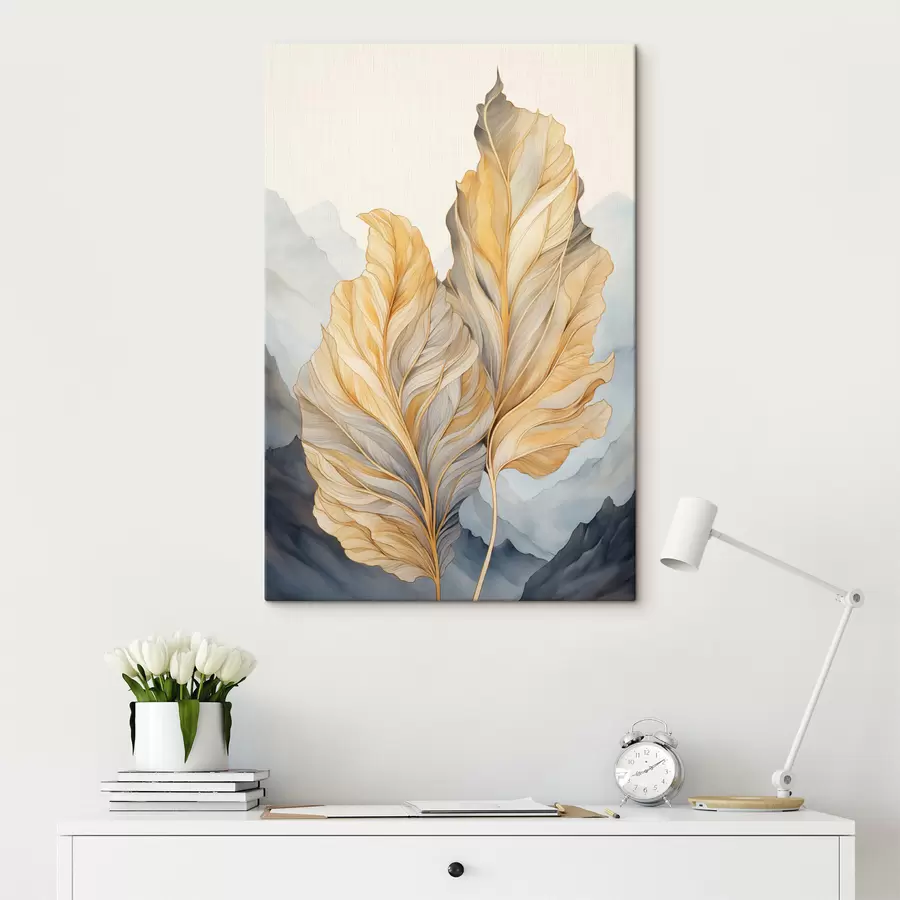 Pilt Abstraktsed suured, kollased ja pruunid lehed keeruliste detailidega, mäestiku taustal s47023