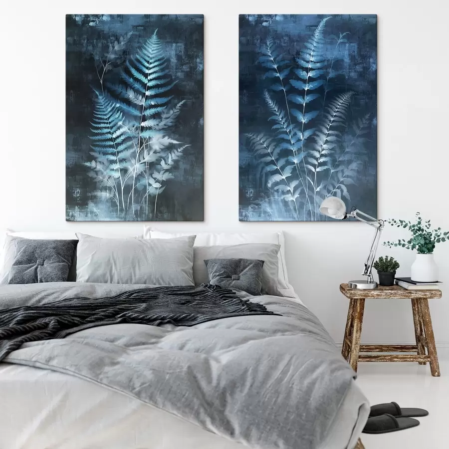 Pilt Sinised sõnajalad ja taimed tumedal, tekstuurse taustaga, rõhuasetusega keerulistel detailidel, röntgeniefekt m01121