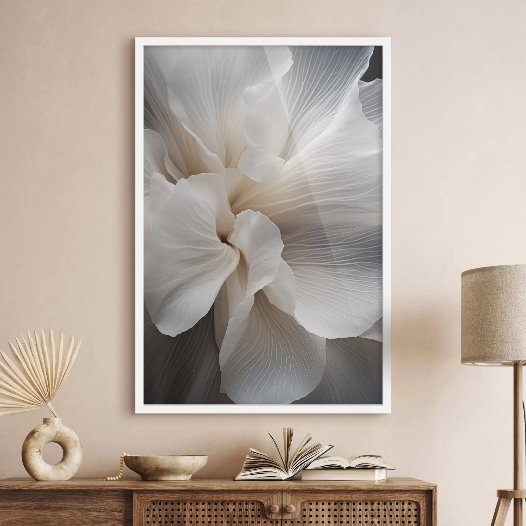 Fototapeedid Lähedalt võetud foto õrnade abstraktsete valgetest õielehtedest, millel on keerulised jooned ja ähmane tume taust f47018