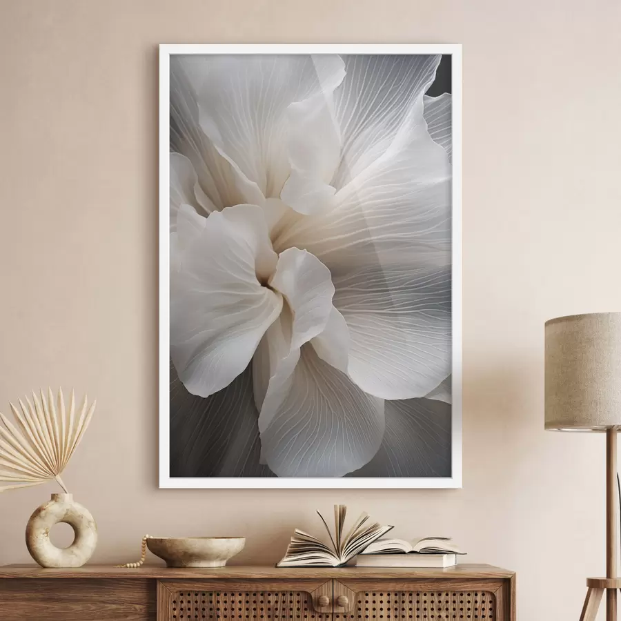 Fototapeedid Lähedalt võetud foto õrnade abstraktsete valgetest õielehtedest, millel on keerulised jooned ja ähmane tume taust. f47018