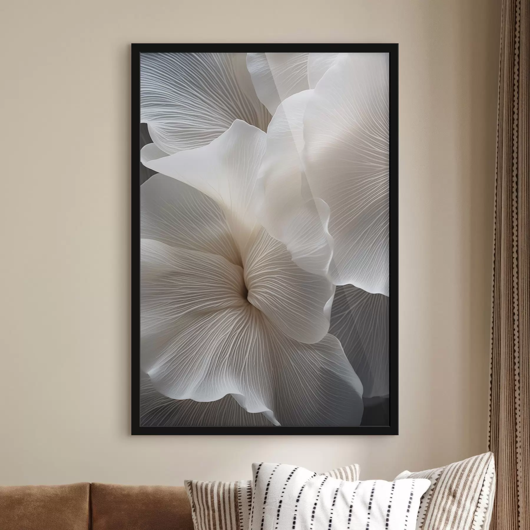 Fototapeedid Lähedalt võetud foto õrnade abstraktsete valgetest õielehtedest, millel on keerulised jooned ja ähmane tume taust f47019