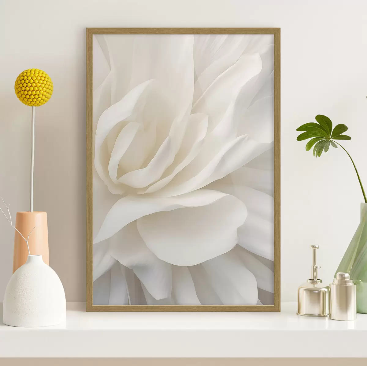 Plakat Abstraktne valge õis õrnad, kihilised kroonlehed, minimalistlik kunst f47024