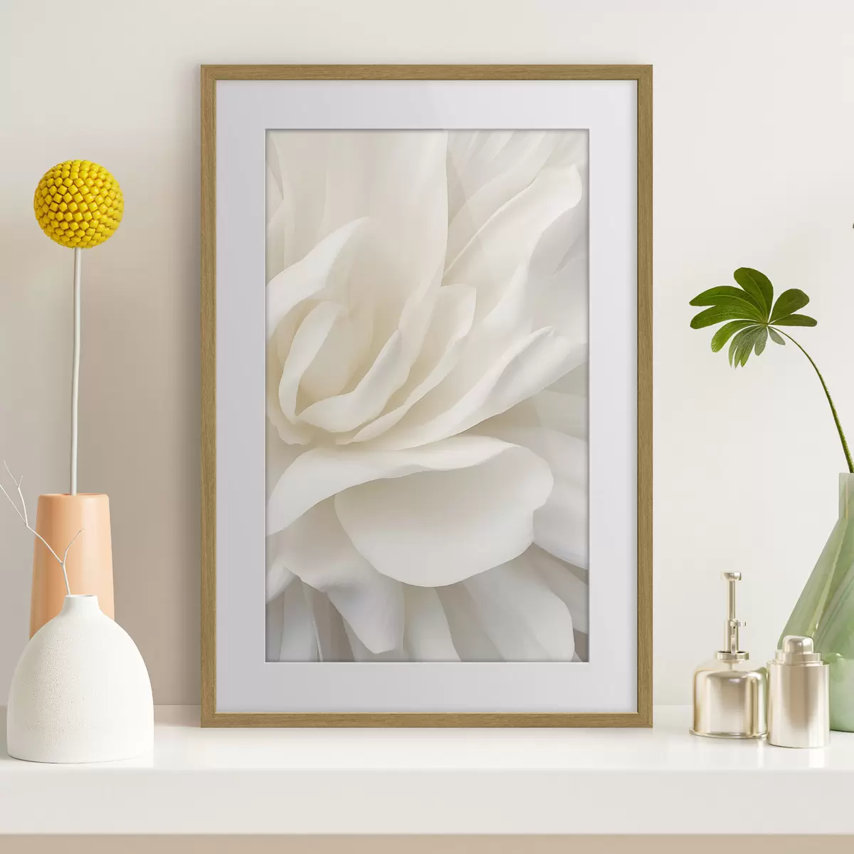 Plakat Abstraktne valge õis õrnad, kihilised kroonlehed, minimalistlik kunst f47024
