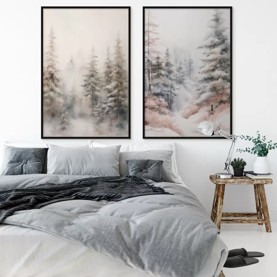 Fototapeedid Lumega kaetud kõrged männipuud, mis seisavad uduses metsas, pehme, vaikselt talvine stseen d01011