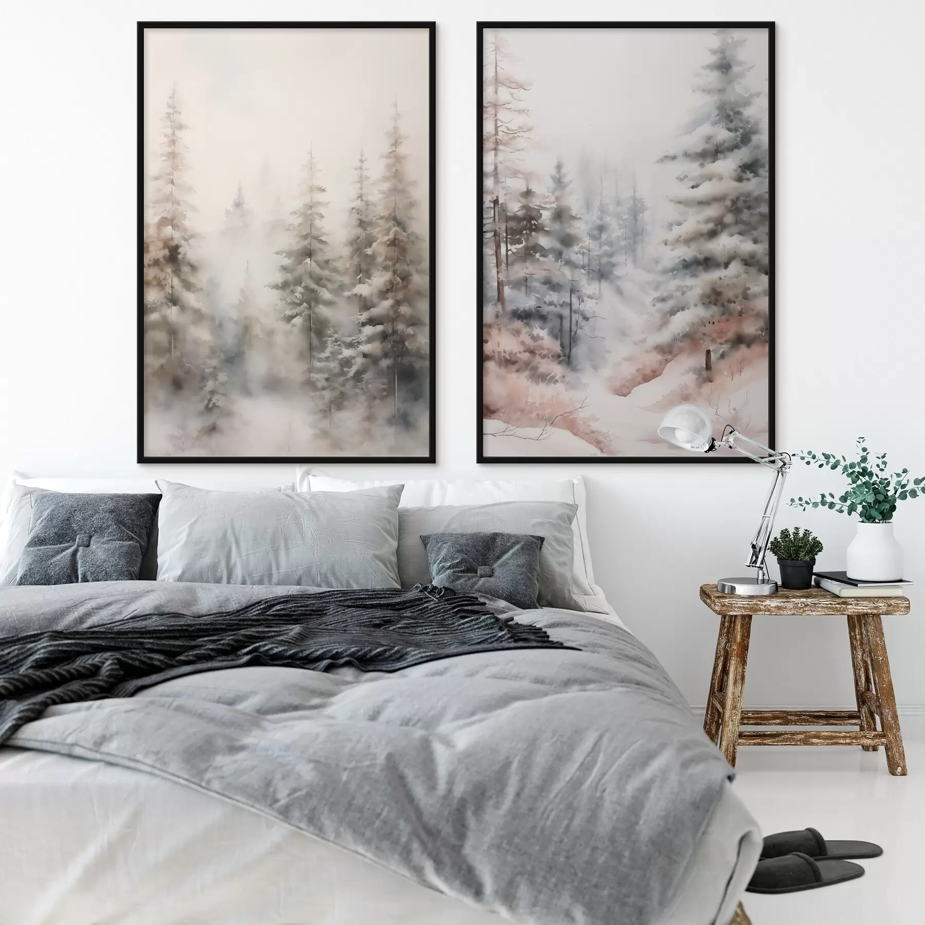 Fototapeedid Lumega kaetud kõrged männipuud, mis seisavad uduses metsas, pehme, vaikselt talvine stseen d01011