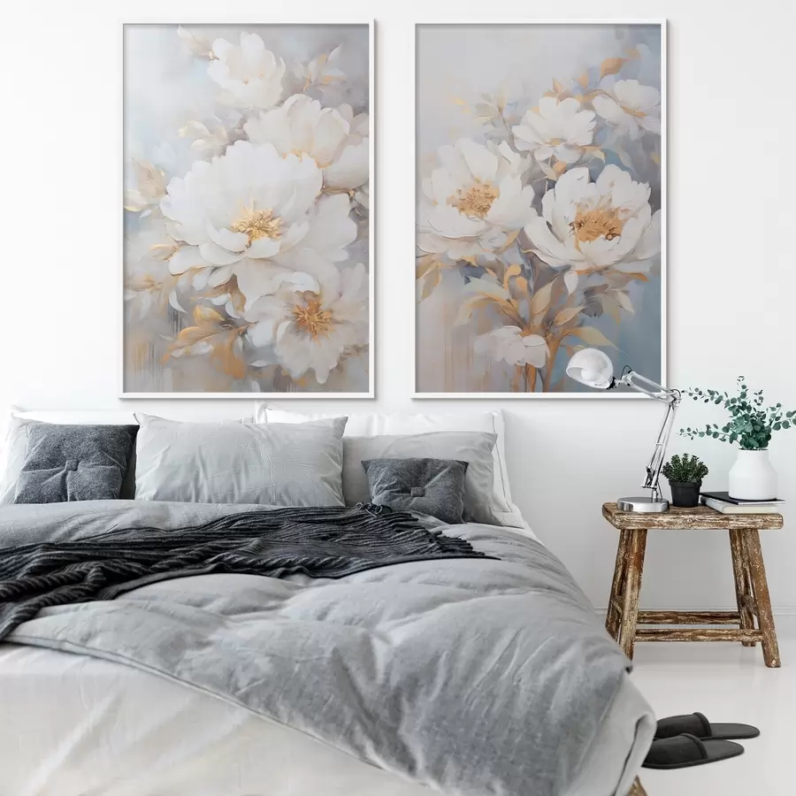 Fototapeedid Valged pioonid kollase südamikuga ja lehtedega, pehmed pintslitõmbed, helesinine taust, lillekompositsioon d00878