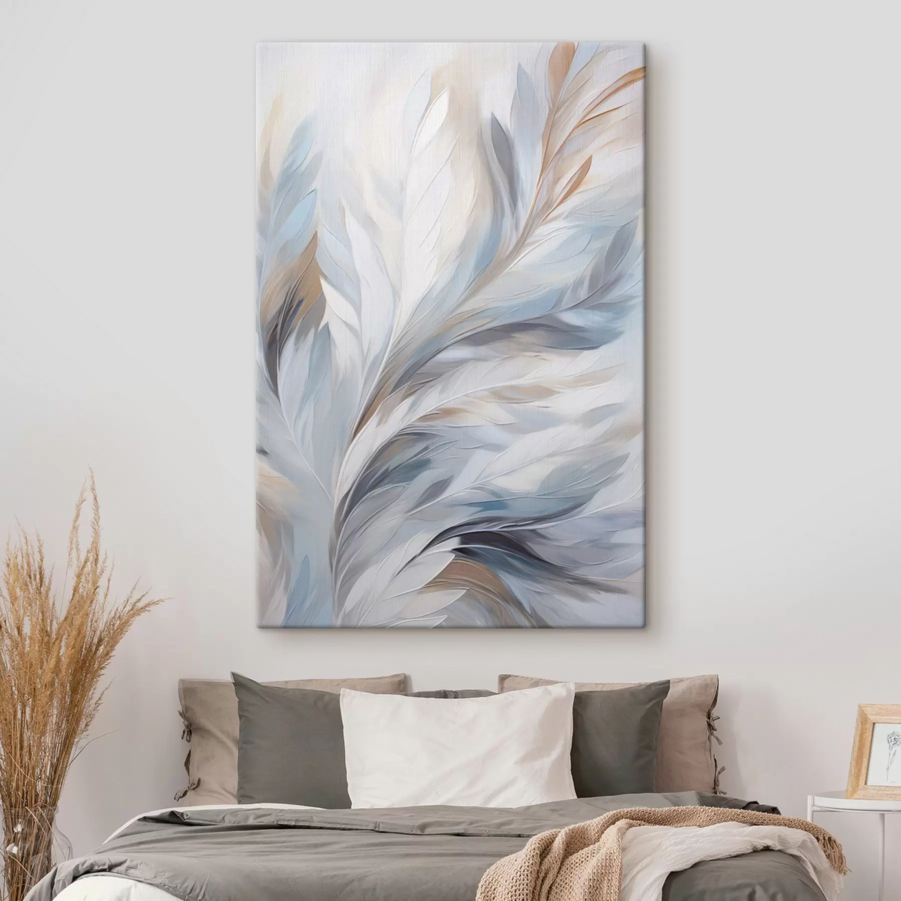 Pilt Õrn helesinine ja pruun sulg pehme, õhulise tekstuuriga, valgel taustal s47416