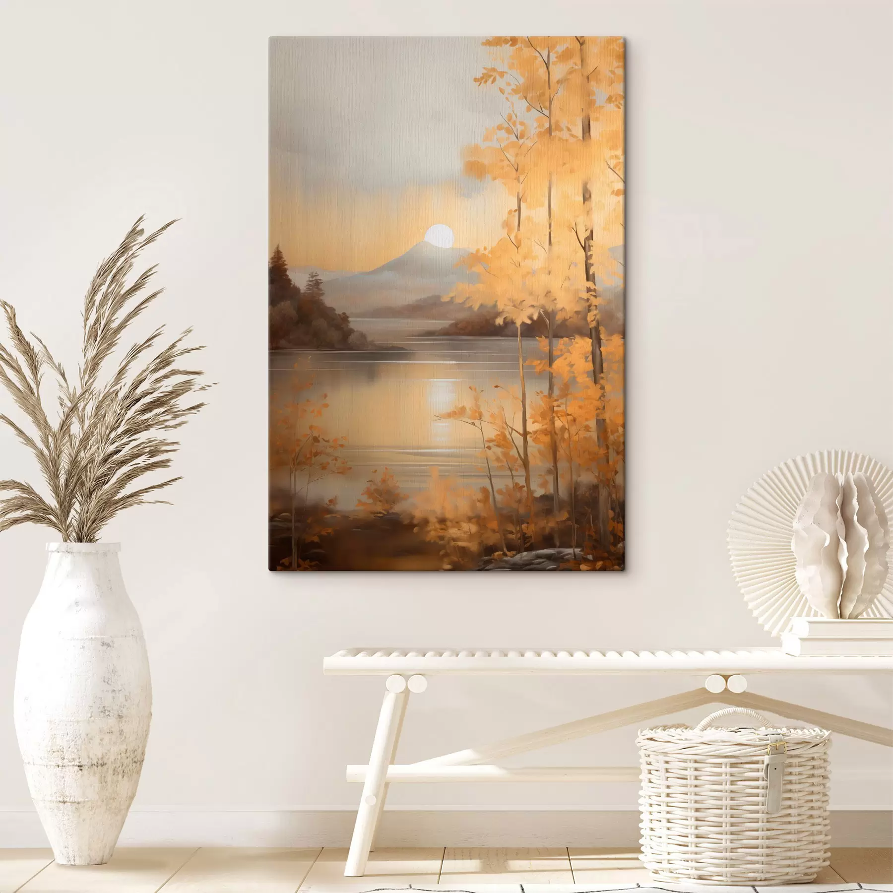 Pilt Sügisene tekstuuriga puud oranžide lehtedega raamivad rahulikku järve kauguses asuvate mägedega pilvise taeva all. s47440