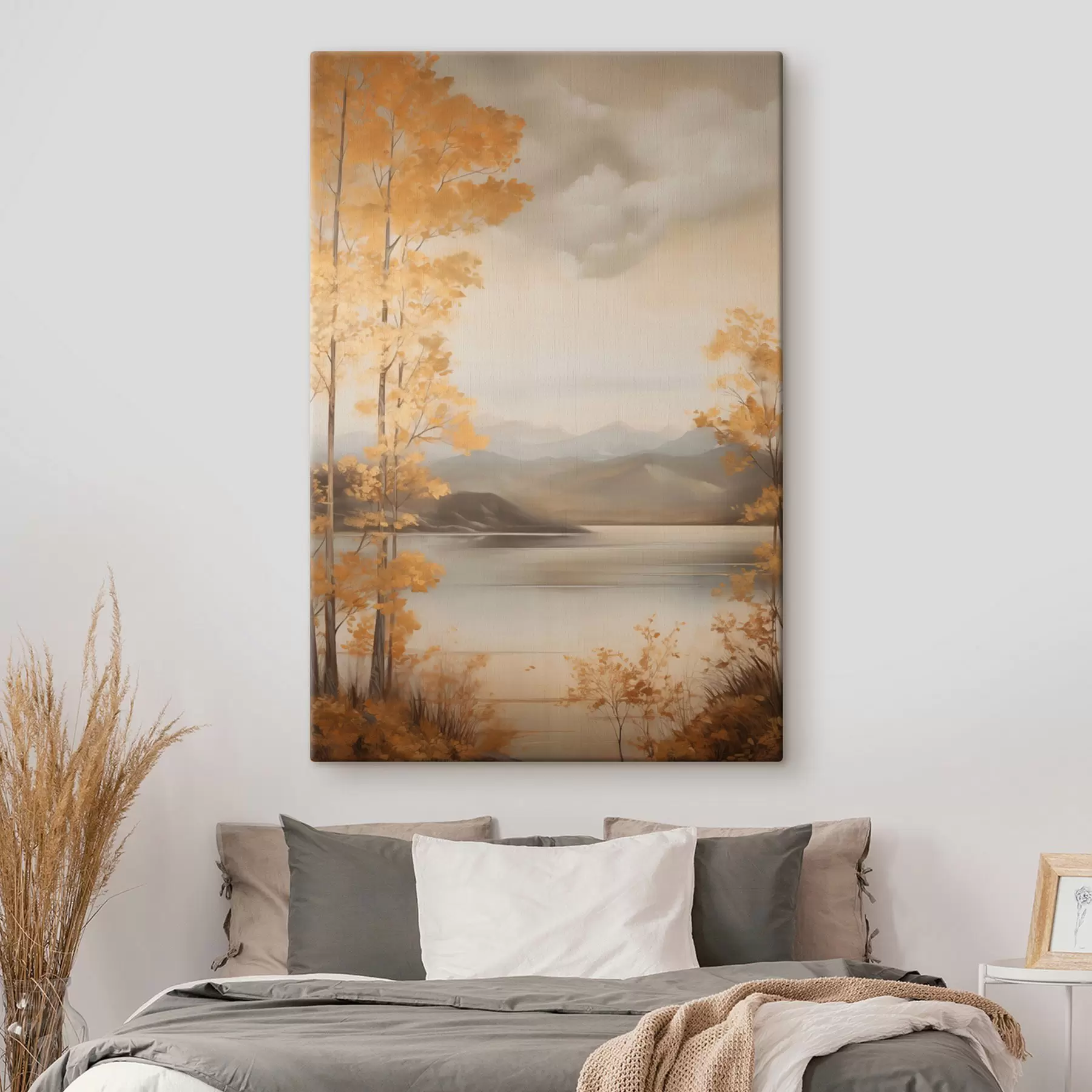 Pilt Sügisene tekstuuriga puud oranžide lehtedega raamivad rahulikku järve kauguses asuvate mägedega pilvise taeva all. s47441