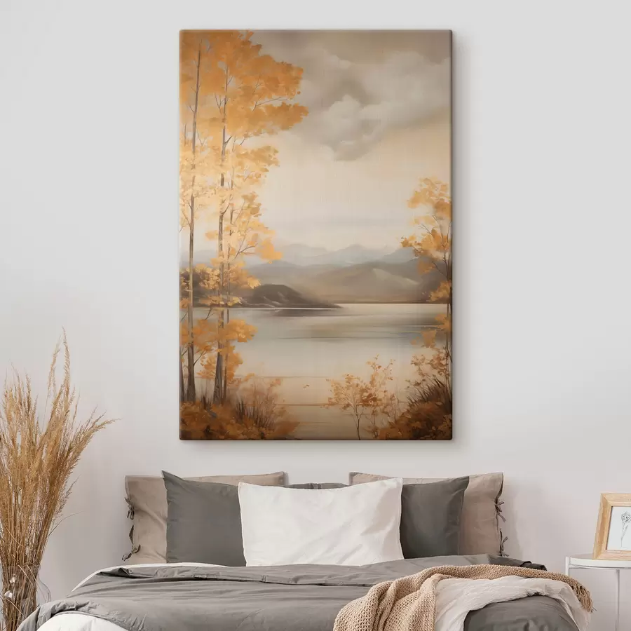 Pilt Sügisene tekstuuriga puud oranžide lehtedega raamivad rahulikku järve kauguses asuvate mägedega pilvise taeva all. s47441