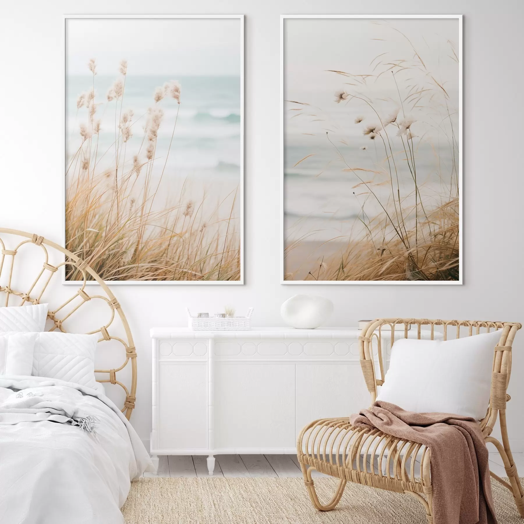 Fototapeedid Kõrge rohi koos kohevate seemnepeadega, liivarand ja ookeanilained taustal, pehme ja vaoshoitud värvipalett d00650