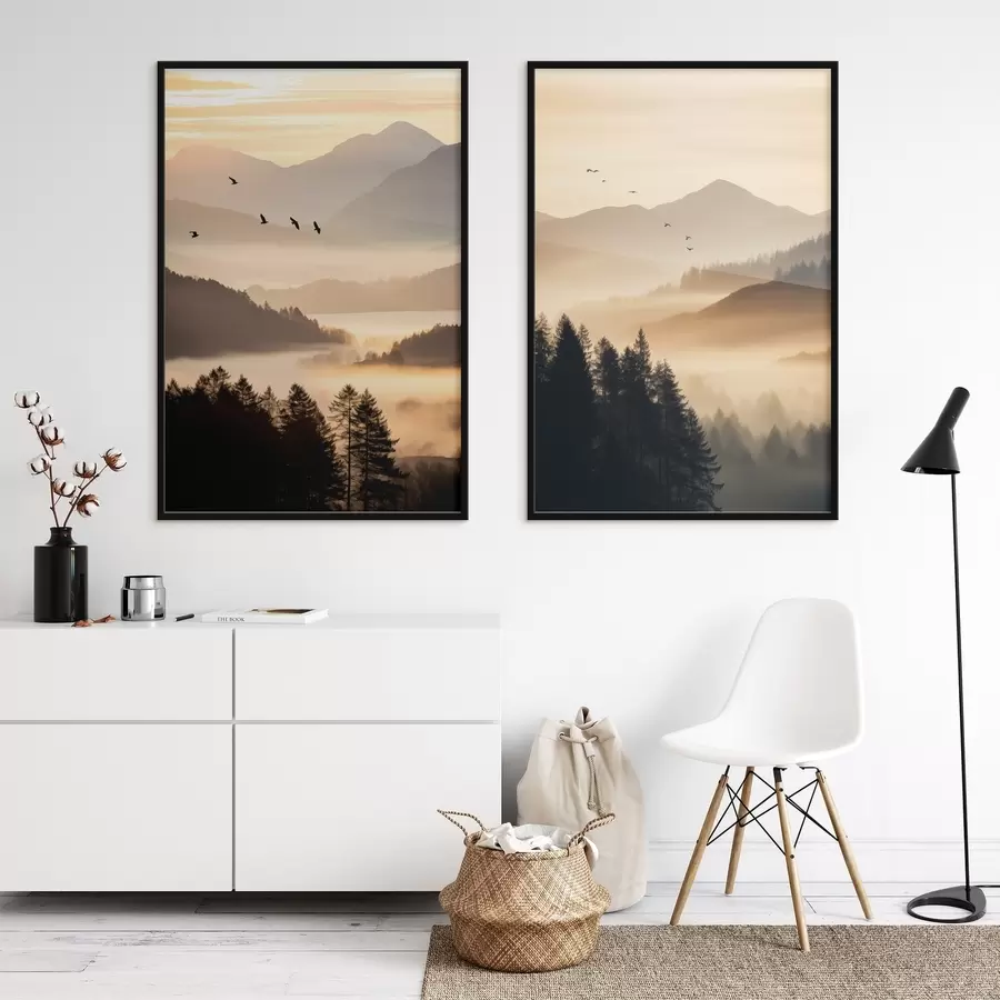 Fototapeedid Mägimaastik koos metsa ja taevas lendavate lindudega , kõik kaetud paksu udukihiga päikesetõusu ajal d00651