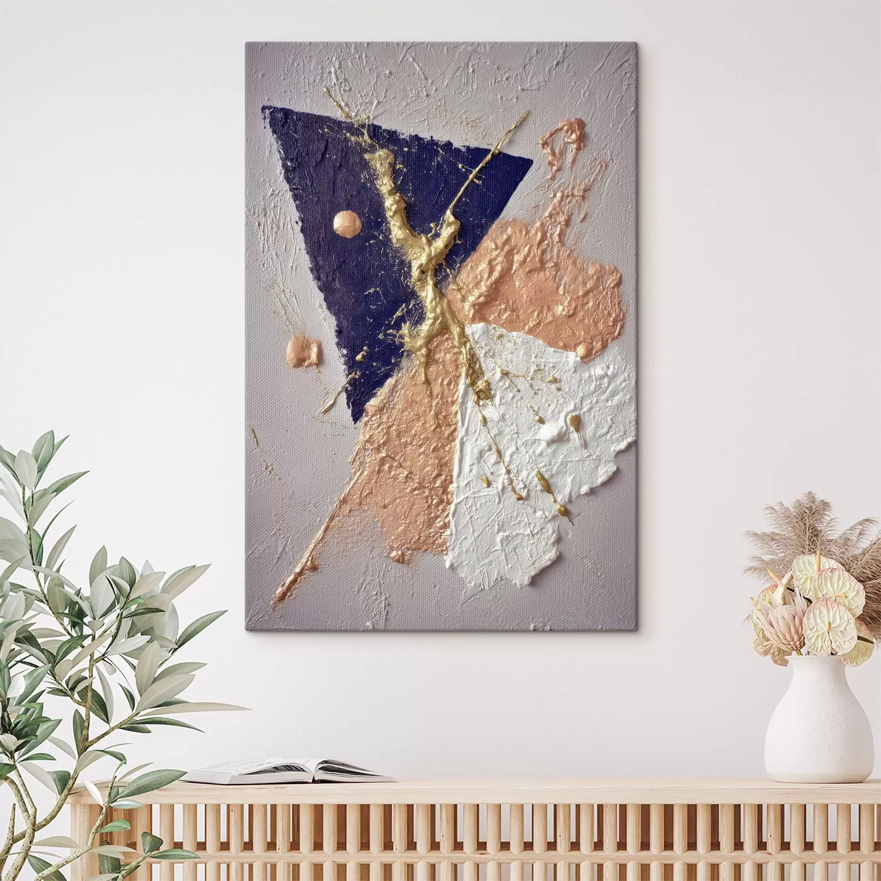 Pilt Abstraktne kompositsioon tumesinise kolmnurga ja reljeefsete pintslitõmmetega õlimaalistiilis s46953