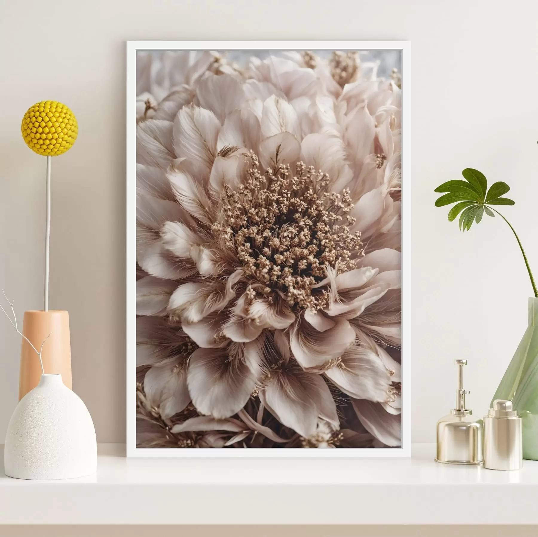 Fototapeedid Lähedalt pildistatud kahvatu õis, millel on rikkaliku tekstuuriga kroonlehed f47769