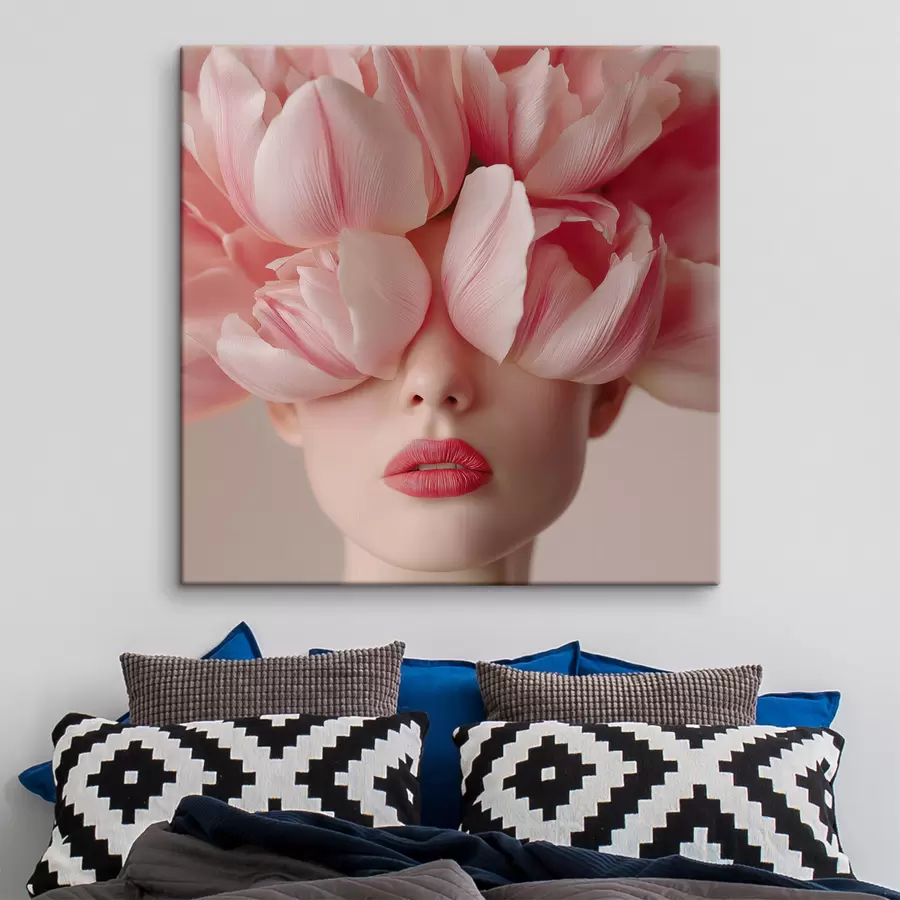 Pilt Naise portree roosade õielehtedega s47920