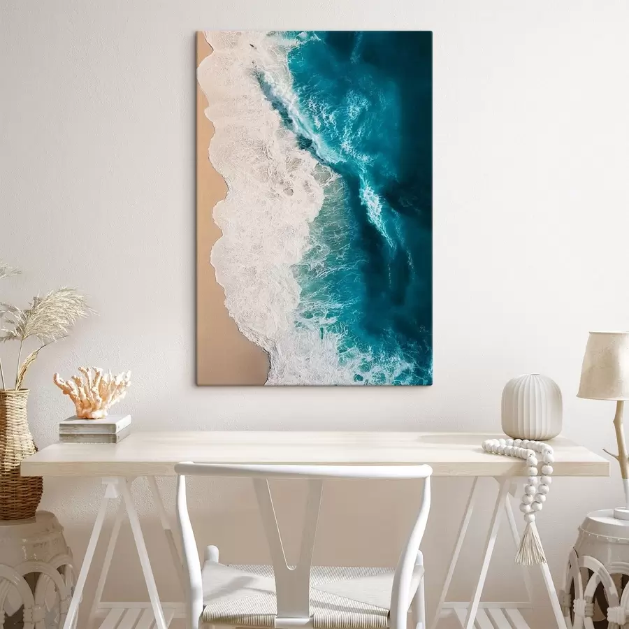 Pilt õhust vaade ookeani lainetele, mis kohtuvad liivarannaga s48062