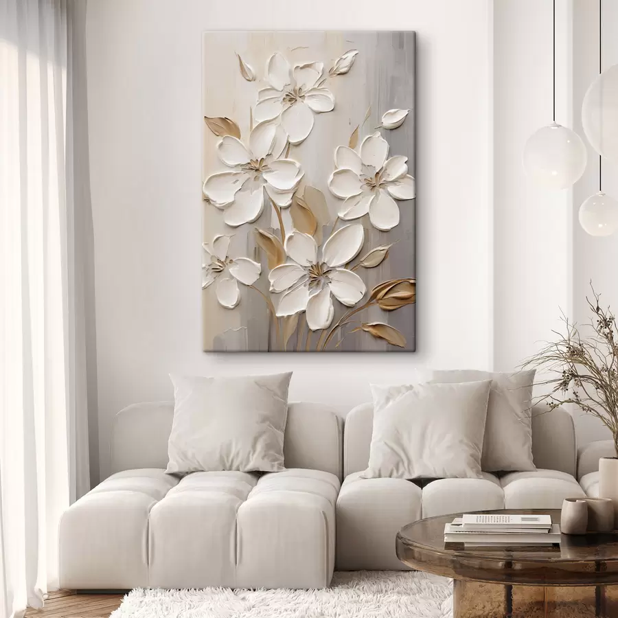 Pilt Abstraktsed valged lilled tekstuuriga kroonlehtedega neutraalsel taustal, millel on peenikesed pintslitõmbed. s47874