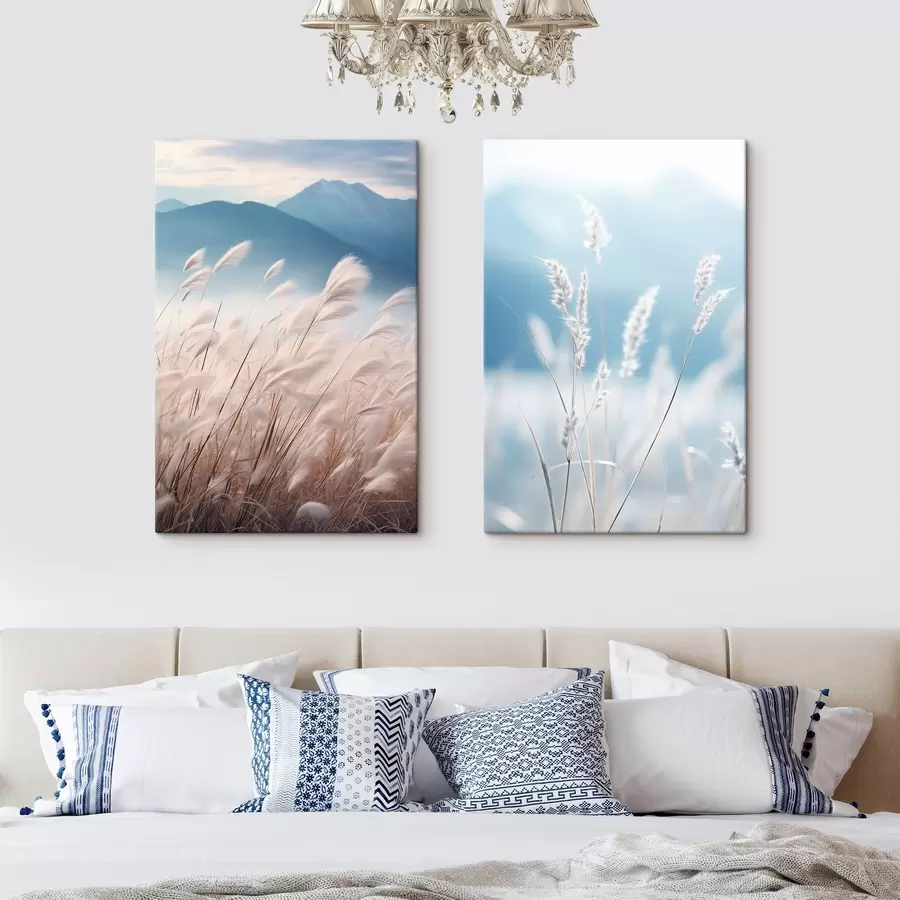 Pilt Pikk, valge pampasrohi tuules lehvimas, taustal pehmed sinised mäed m30060