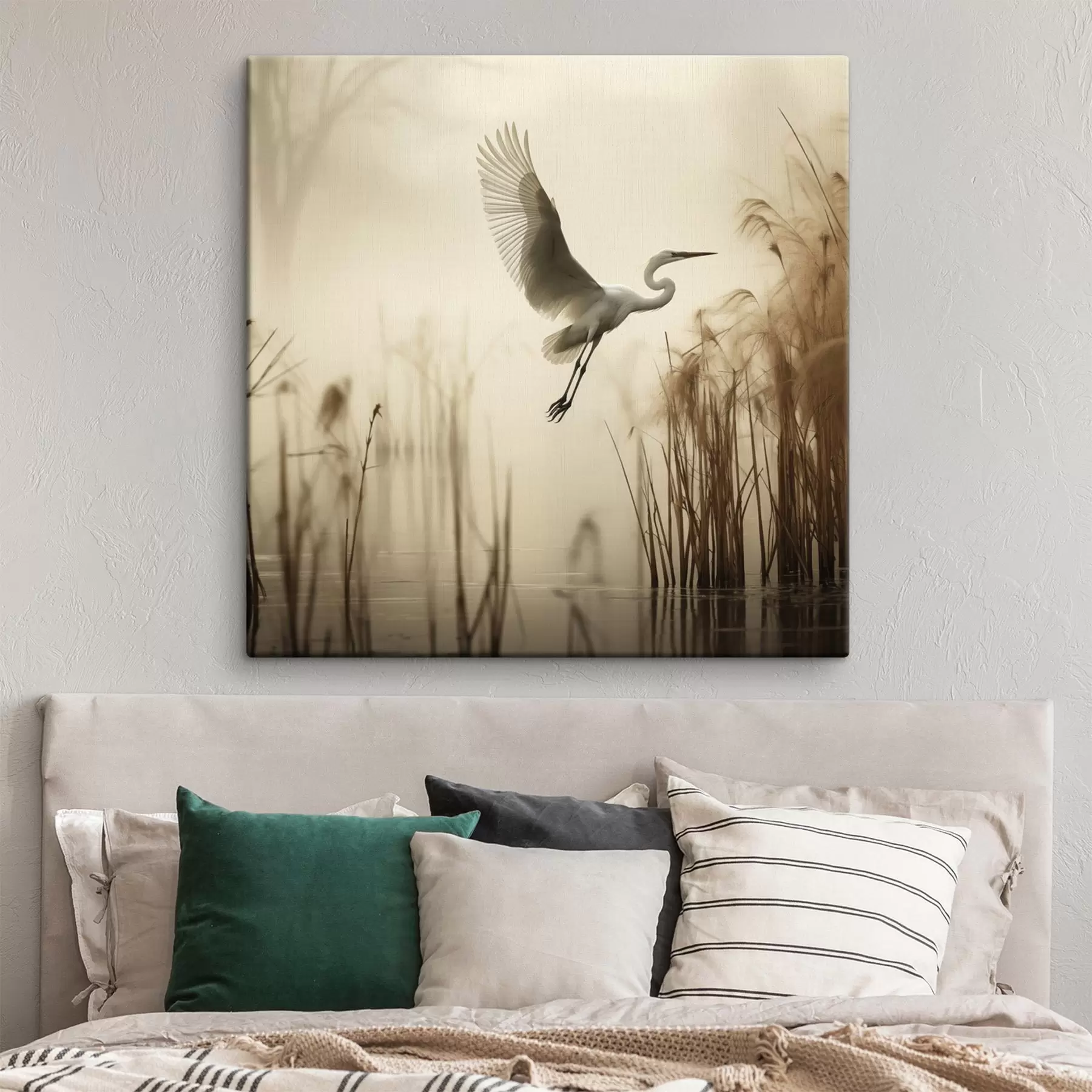 Pilt Valge kurg lendab järve kohal, mida ümbritsevad kõrged pilliroog ja puud taustal s48389