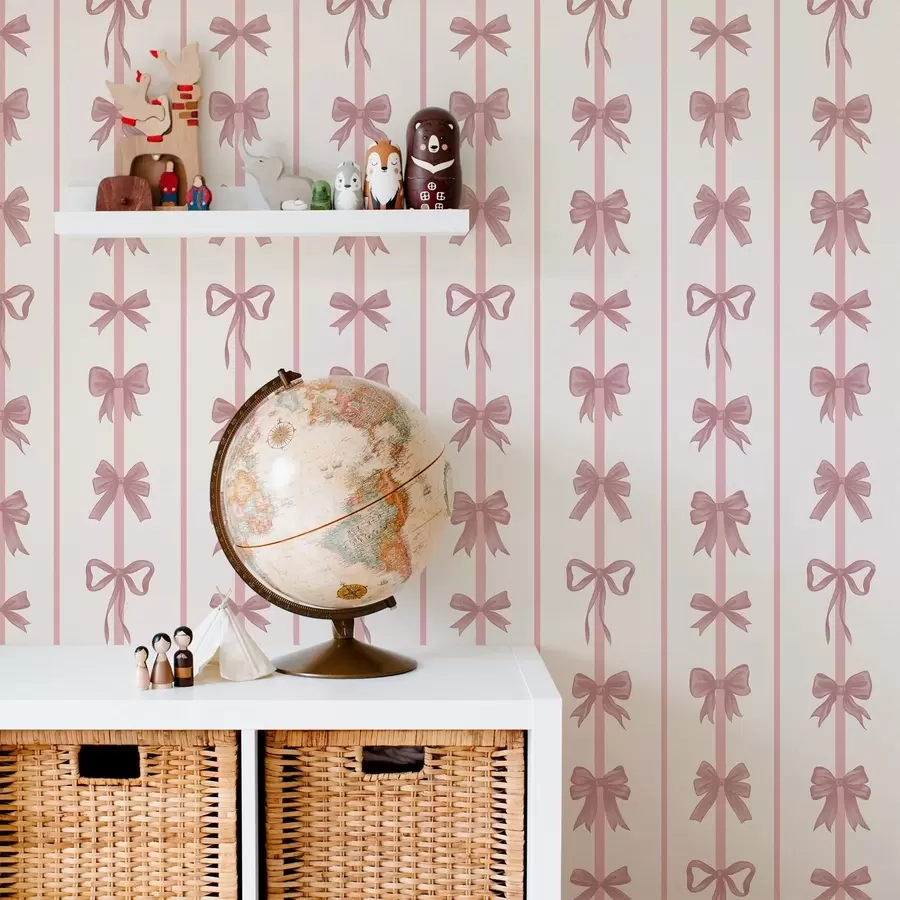 Fototapeedid Roosad lehvid vertikaalsete triipudega heledal taustal a01075