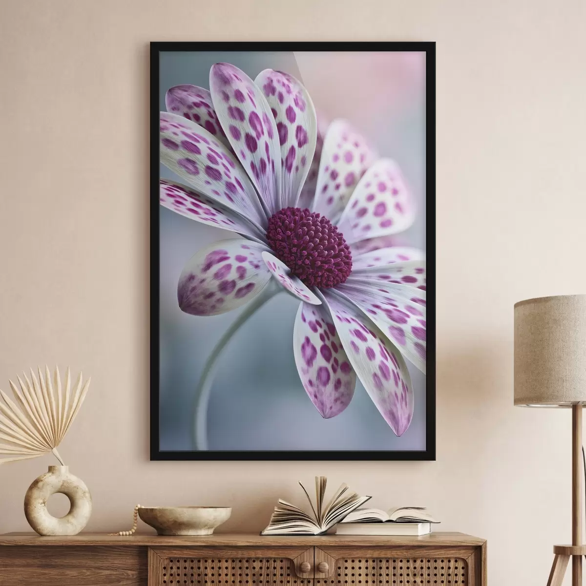 Plakat Daisyle sarnane õis, millel on erksad magenta värvi leopardilaigud f49866