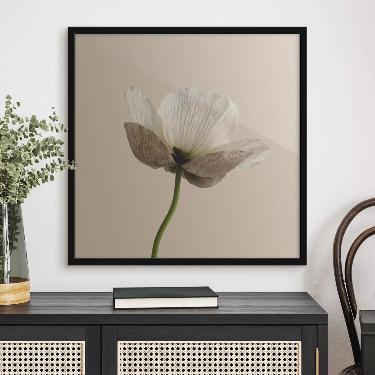 Plakat Minimalistlikus stiilis õrn lill läbipaistvate kroonlehtedega beeži taustal f49718