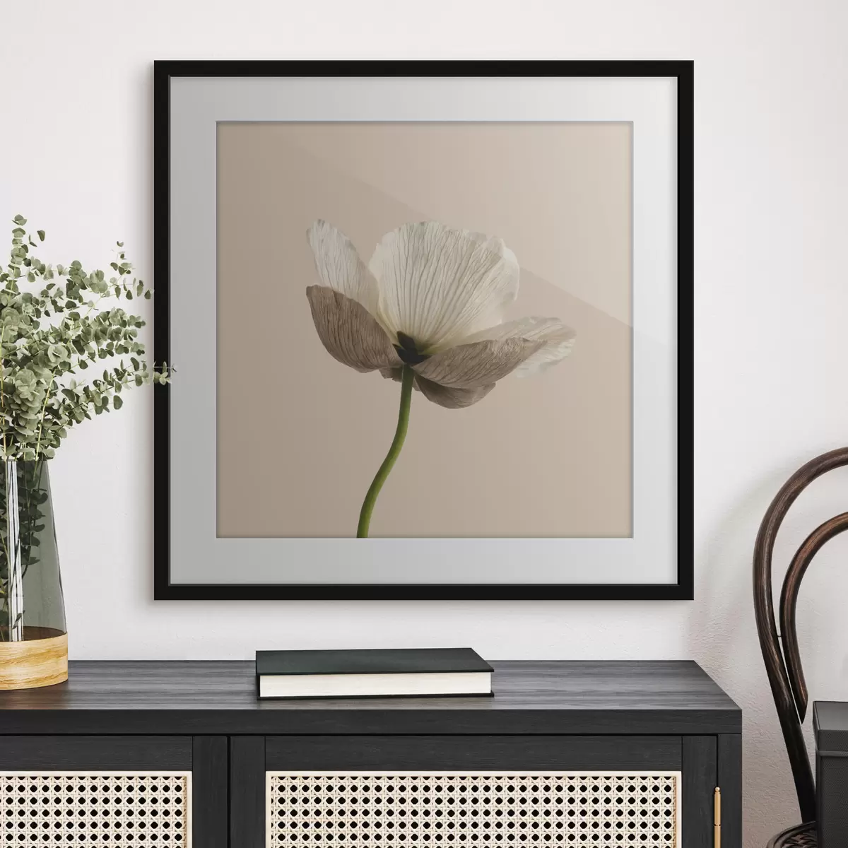 Plakat Minimalistlikus stiilis õrn lill läbipaistvate kroonlehtedega beeži taustal f49718