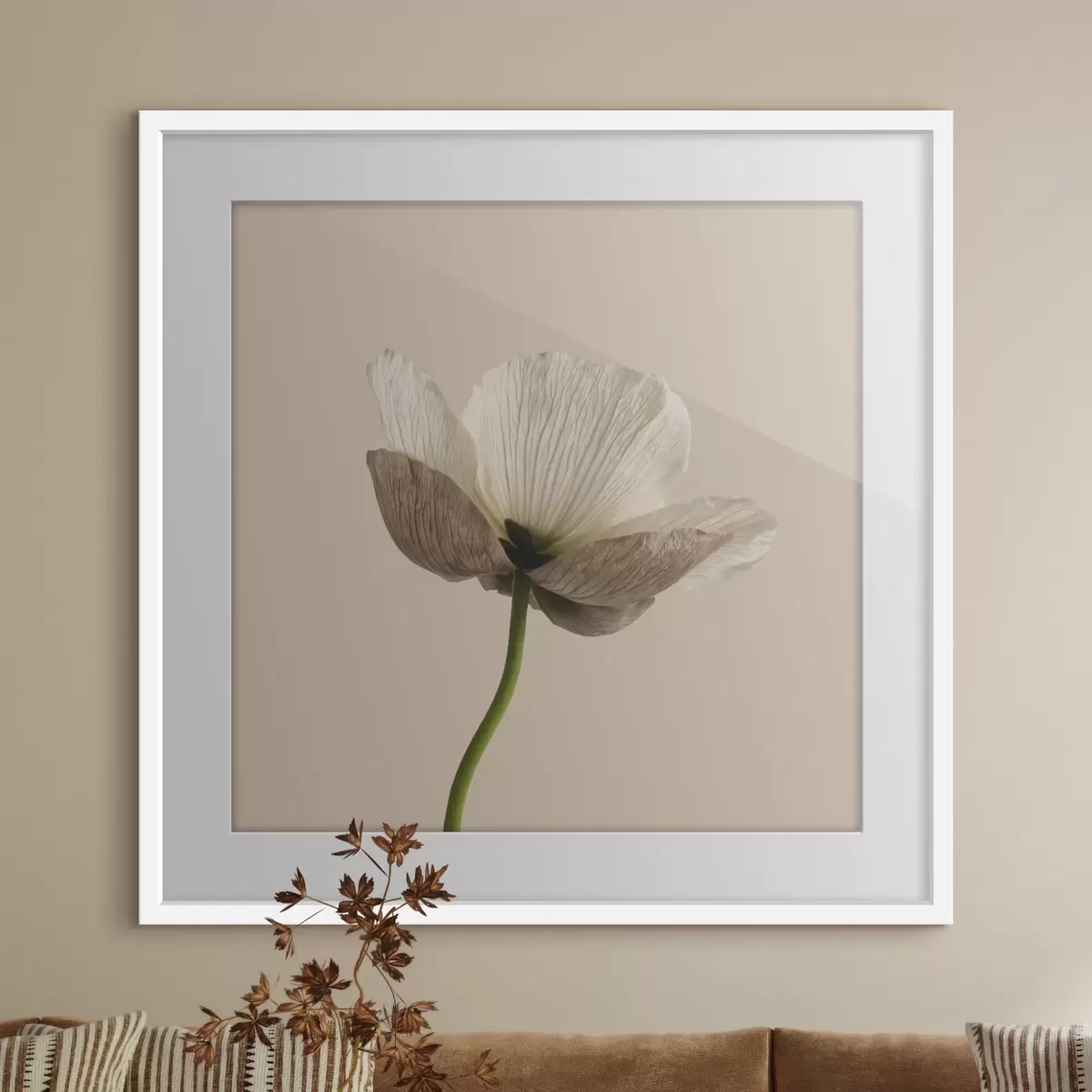 Plakat Minimalistlikus stiilis õrn lill läbipaistvate kroonlehtedega beeži taustal f49718