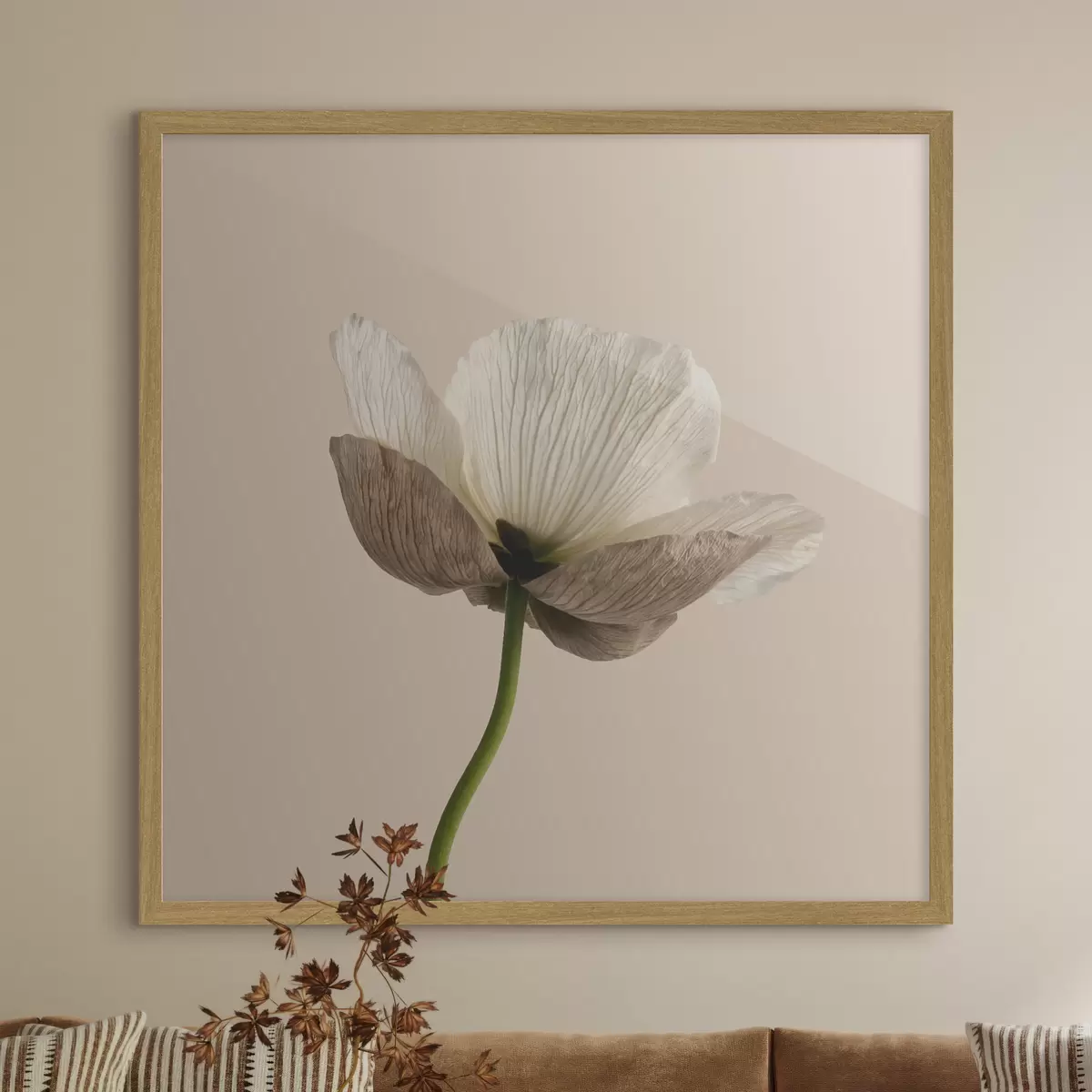 Plakat Minimalistlikus stiilis õrn lill läbipaistvate kroonlehtedega beeži taustal f49718