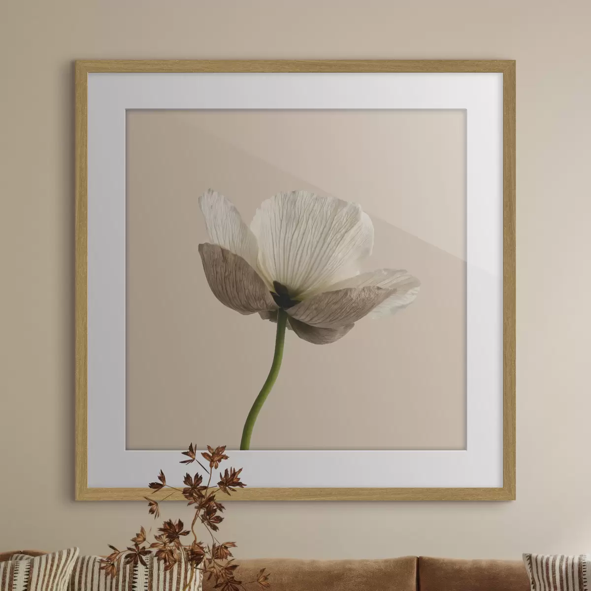 Plakat Minimalistlikus stiilis õrn lill läbipaistvate kroonlehtedega beeži taustal f49718