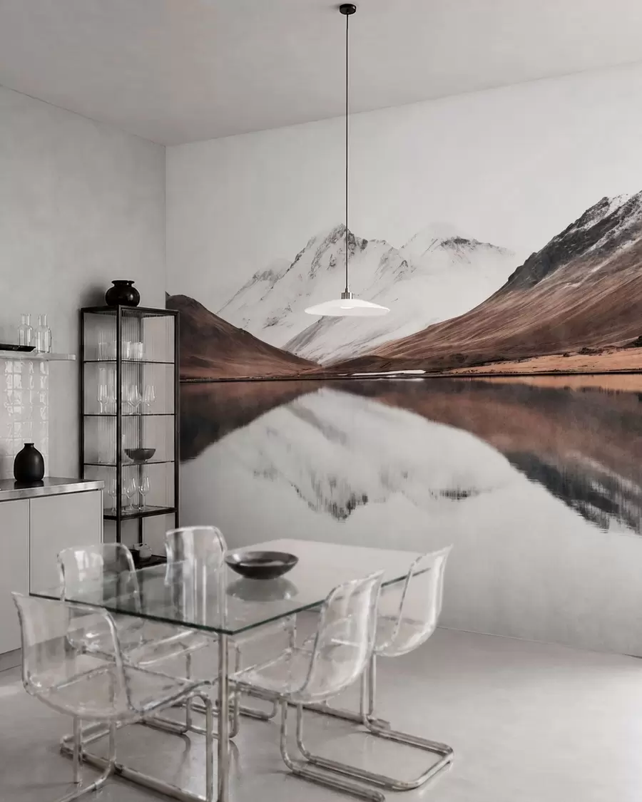 Fototapeedid Lumised mäetipud ja rahulik järv, millel peegeldub pilt nagu peeglist w05816