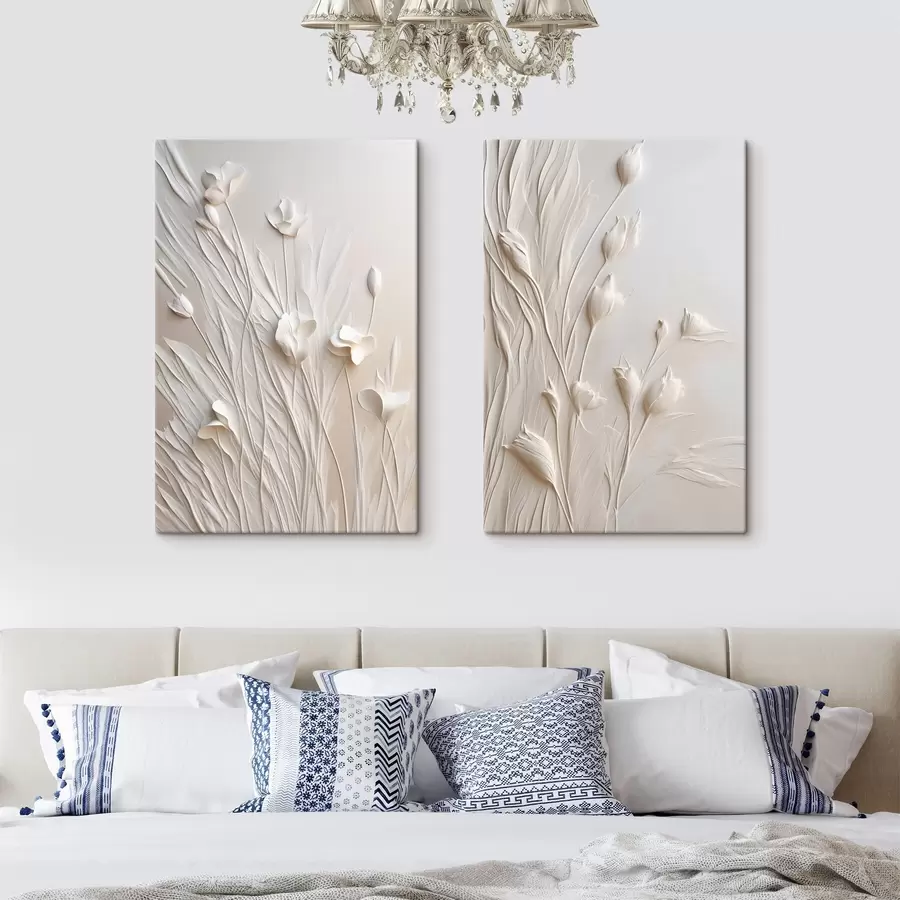 Pilt Valged lilled ja rohi heledal virsiku värvi taustal, minimalistlik kunst m30846