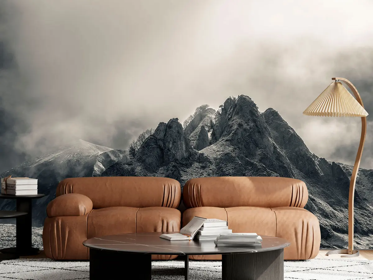 Fototapeedid Salapärane must mägi dramaatilise pilvise taevaga u96473