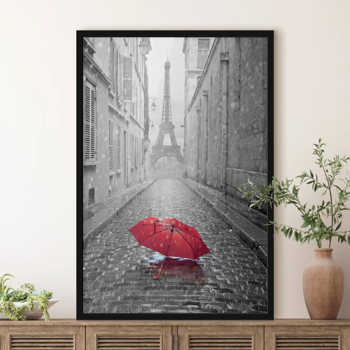 Plakat Punane vihmavari märjal munakivitänaval f33713