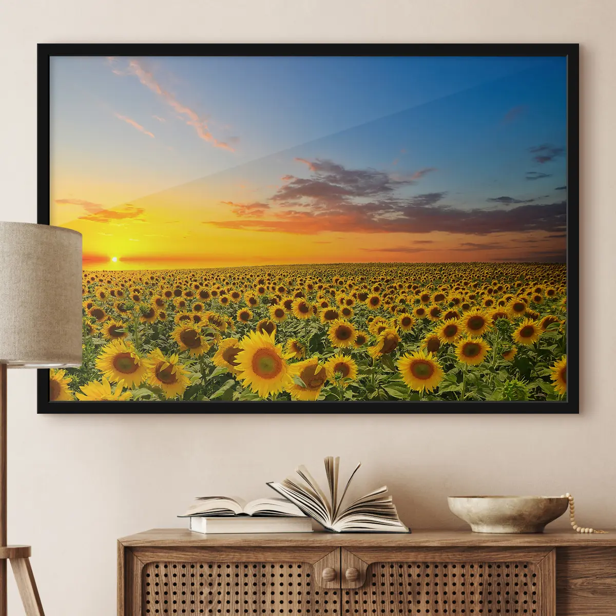 Plakat Päikeseloojangul päevalillede põld. Ilus vaade f05429