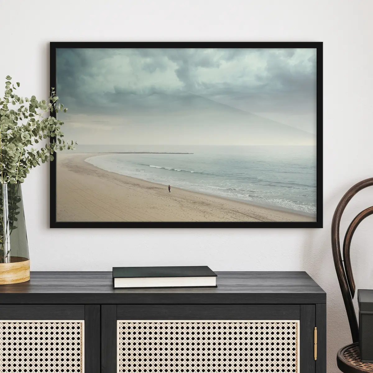 Plakat Üksildane kuju kõnnib mööda randa f37470