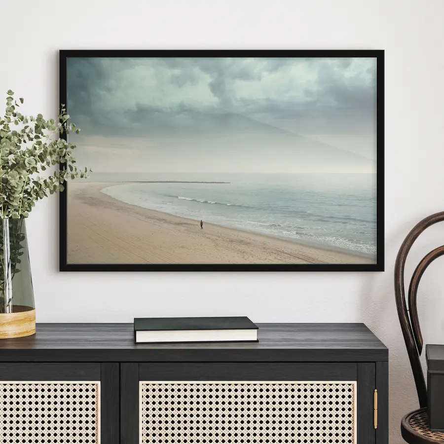 Fototapeedid Üksildane kuju kõnnib mööda randa f37470